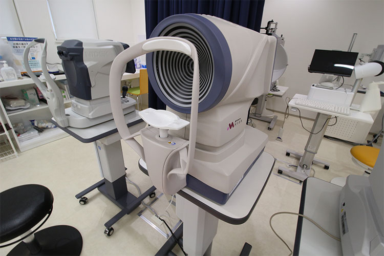 角膜形状解析・眼軸長計測検査機器の写真